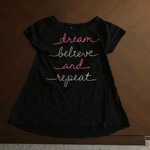 Black tee. “Dream Believe and Repeat”✅